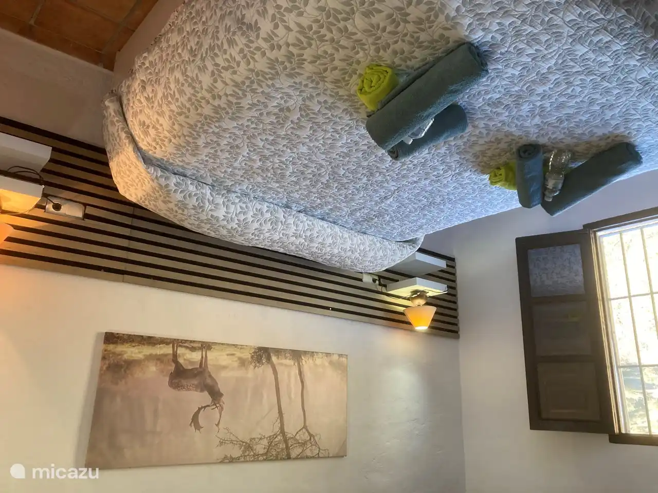 Schlafzimmer mit geräumigem Doppelbett