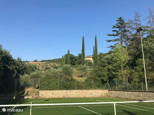 Casa del Castagno huren in Italië, Toscane, Cortona - villa Zicht op het huis vanaf de tennisbaan