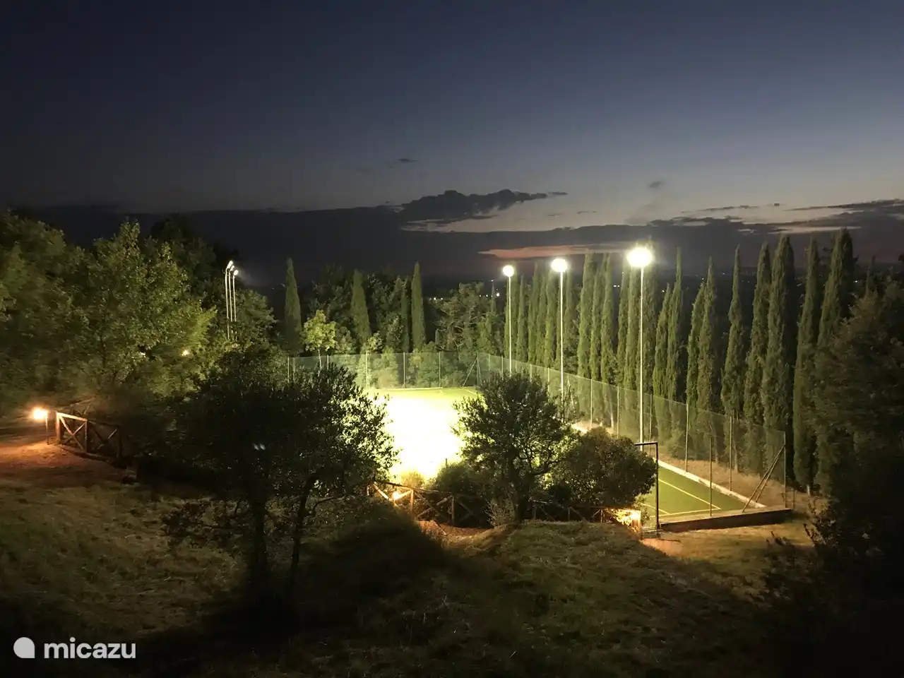 Tennisbaan met verlichting