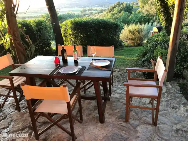 Casa del Castagno huren in Italië, Toscane, Cortona - villa Ontbijt terras vanuit de keuken