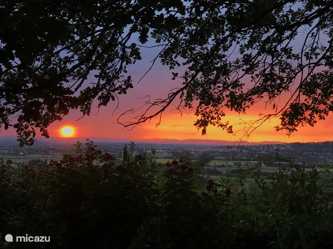 De zonsondergang is spectaculair