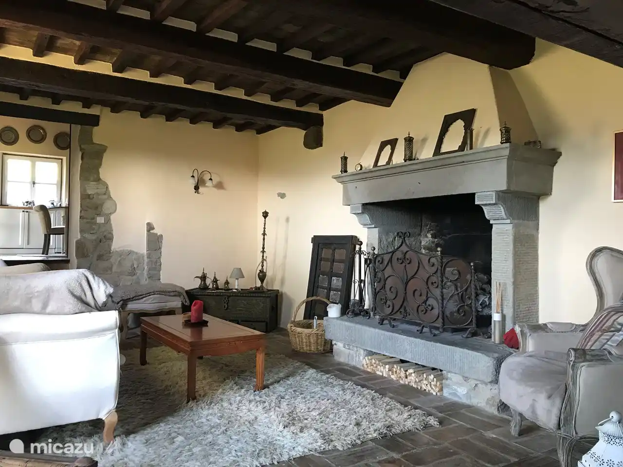 De woonkamer met grote openhaard
