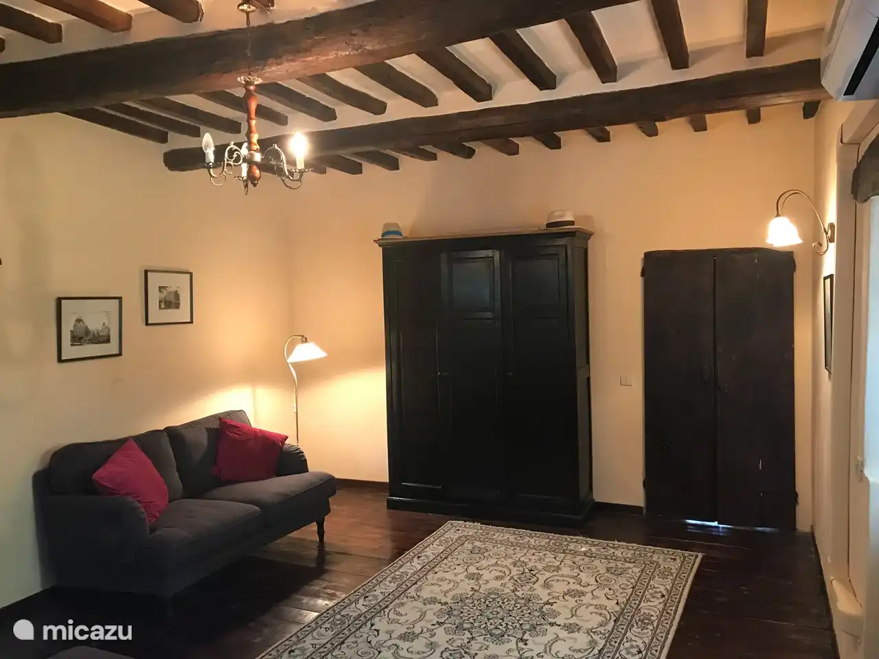 Hoofdslaapkamer met twee zitsbank