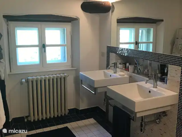 Casa del Castagno huren in Italië, Toscane, Cortona - villa Badkamer bij de hoofdslaapkamer