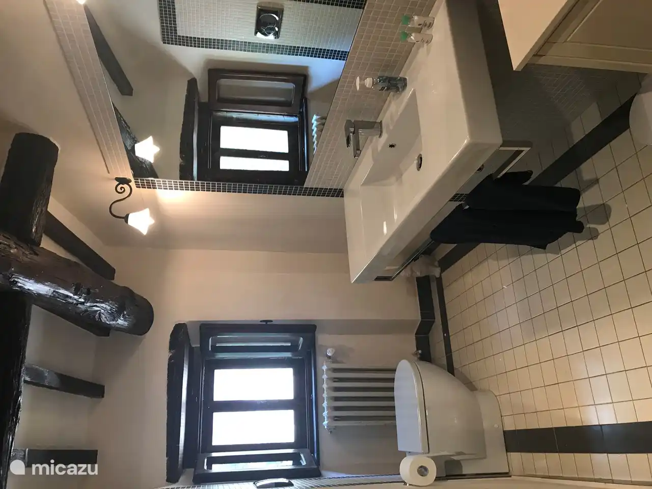 Badkamer bij slaapkamer op eerste verdieping