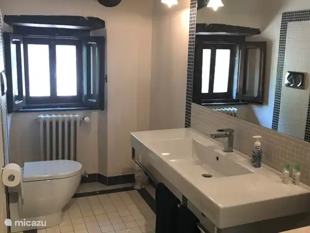 Casa del Castagno huren in Italië, Toscane, Cortona - villa Badkamer bij slaapkamer op eerste verdieping