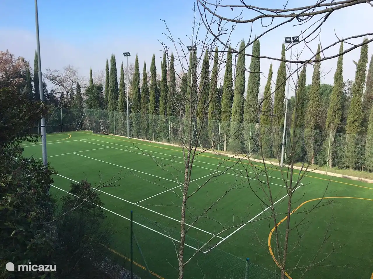 Een tennisbaan op eigen terrein