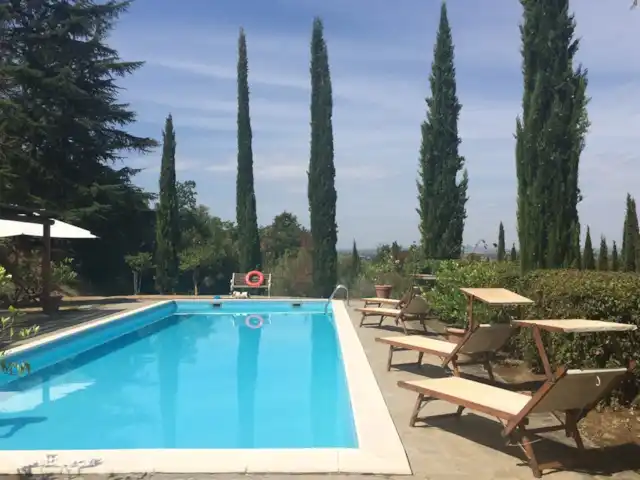 Casa del Castagno huren in Italië, Toscane, Cortona - villa Zwembad met parasols en zonbedden