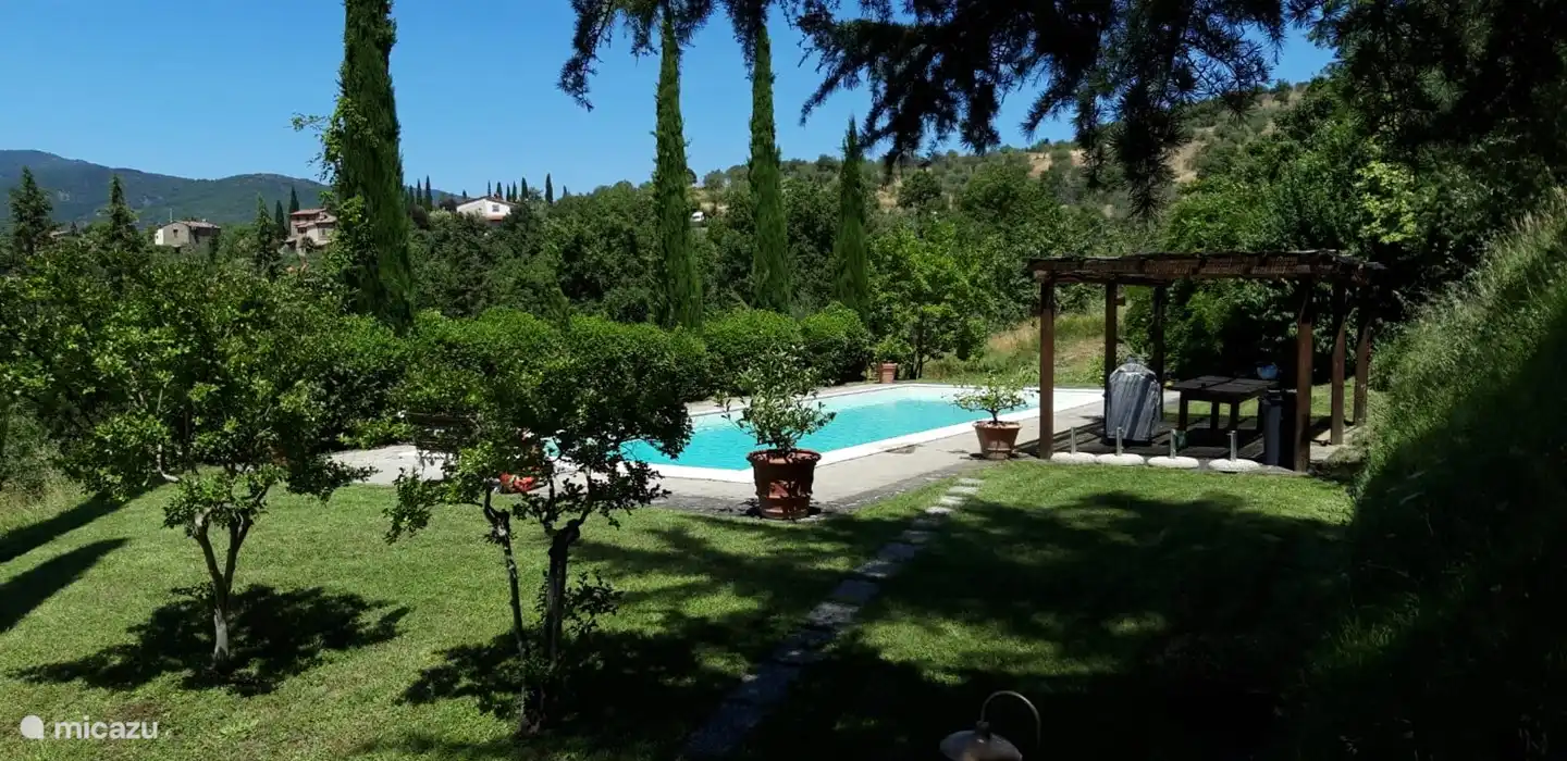 Zwembad met gazebo om heerlijk te lunchen of barbecuen