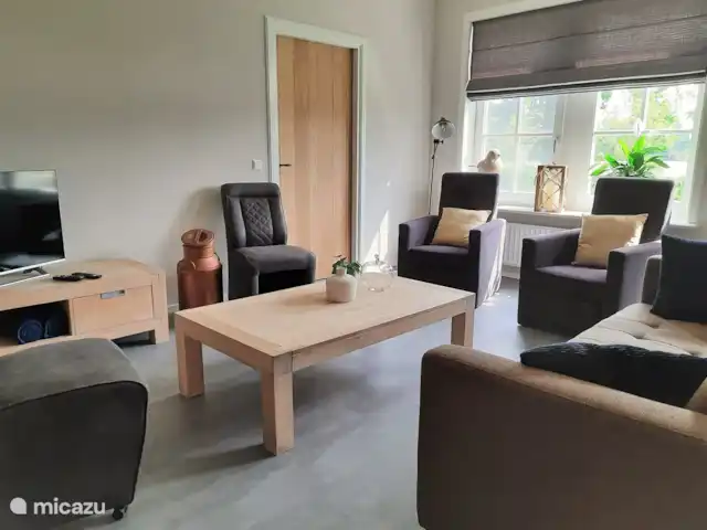 Erve Beertke huren in Nederland, Overijssel, De Lutte - vakantiehuis Vanuit de keuken komt u in de woonkamer. In de kastjes vindt u diverse gezelschapsspellen.