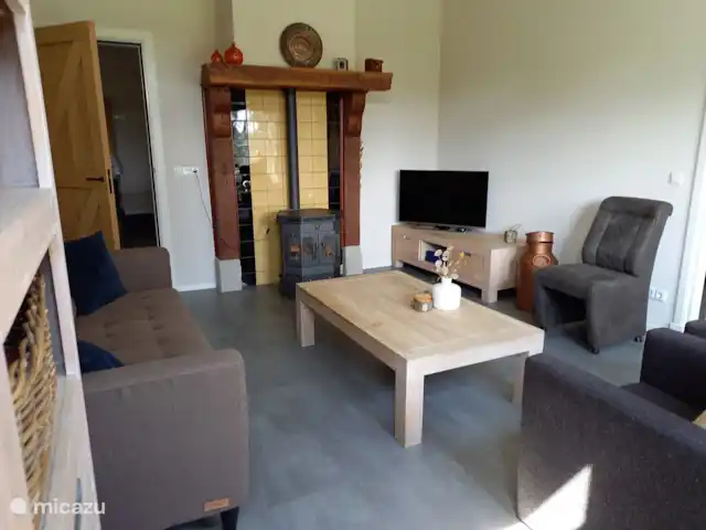 Erve Beertke huren in Nederland, Overijssel, De Lutte - vakantiehuis De schouw is traditioneel gebleven. De kachel dient enkel als sierhaard met wakkerende vlam verlichting :-)