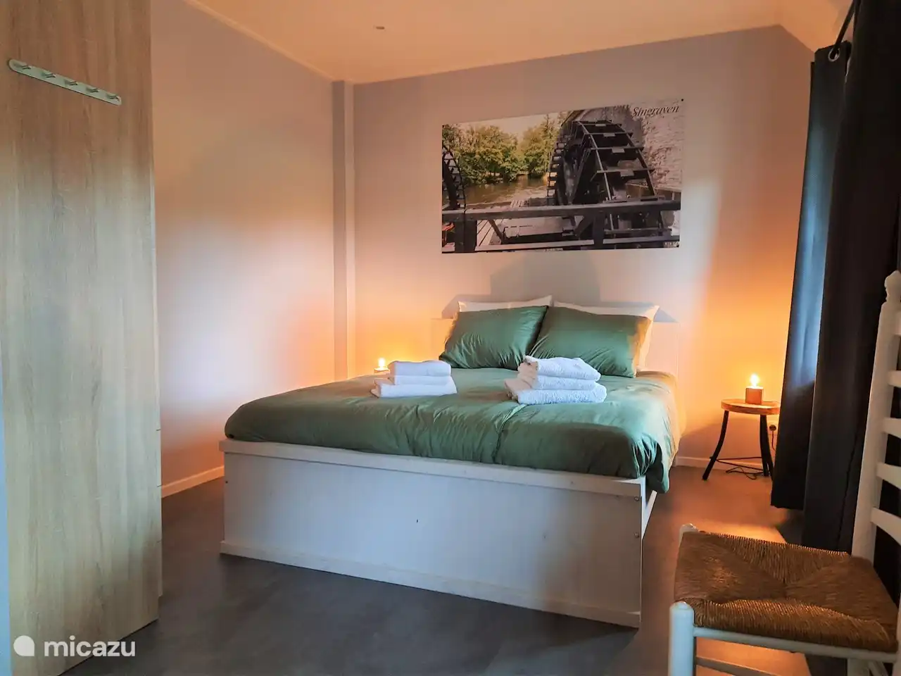 La casa trasera del pasado es ahora el dormitorio 'Singraven'. La cama tiene somieres ajustables. Hay espacio para una posible cama de camping.