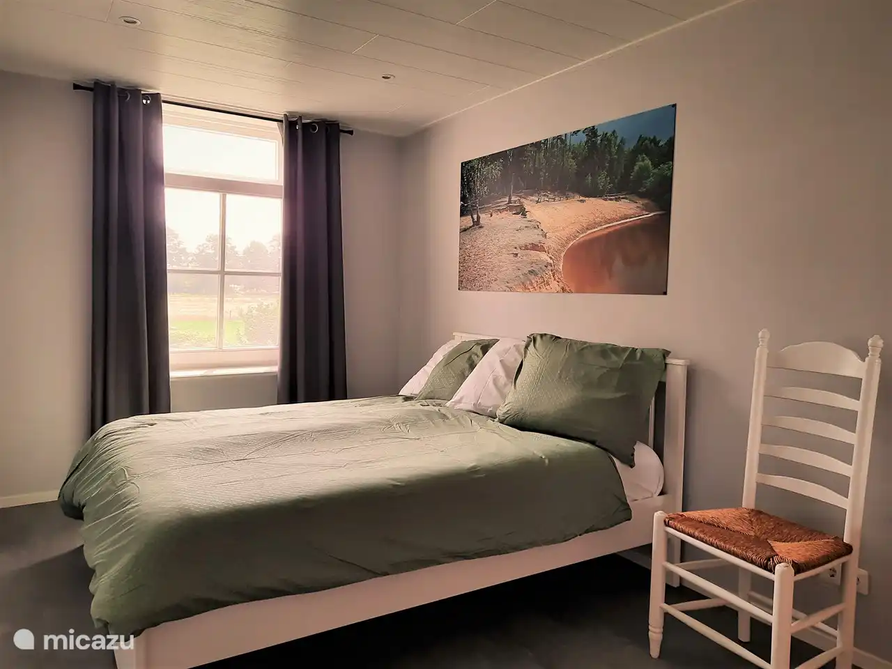 La antigua sala de estar es ahora el dormitorio Lutterzand. Una habitación amplia con opción. Espacio para una cama de camping.