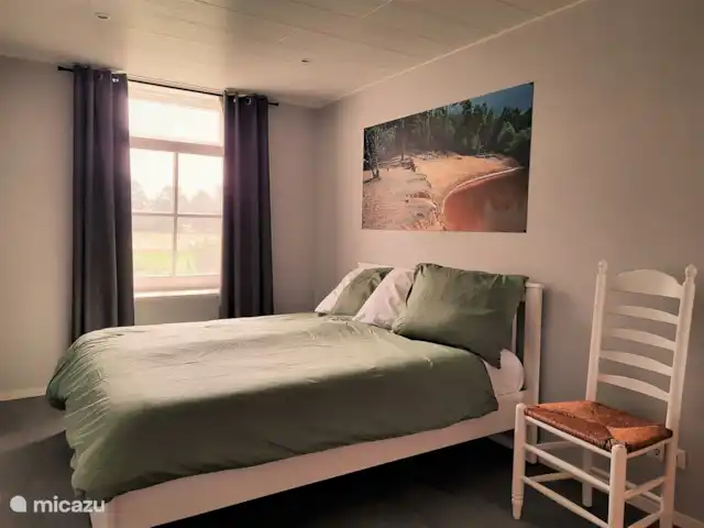 Erve Beertke huren in Nederland, Overijssel, De Lutte - vakantiehuis De voorkamer van vroeger is nu de 'Lutterzand' slaapkamer. Een ruime kamer met evt. ruimte voor een campingbedje.