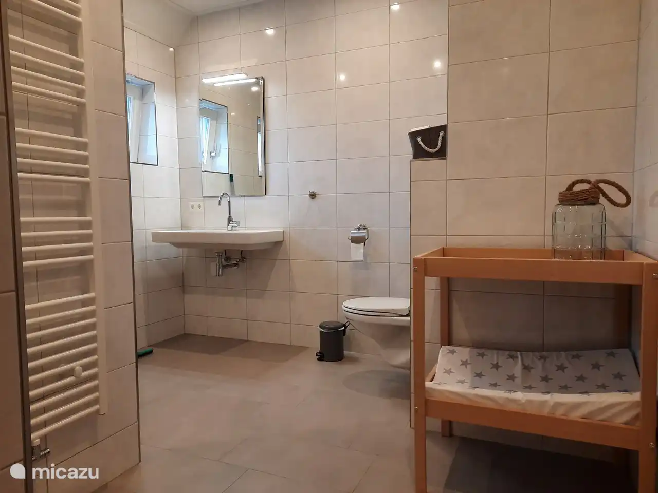 El gran baño es muy espacioso y está equipado con inodoro (adicional) y cambiador.