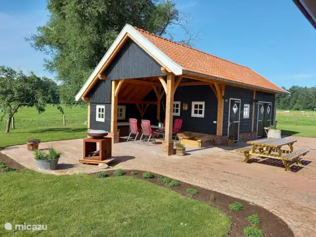 Erve Beertke huren in Nederland, Overijssel, De Lutte - vakantiehuis De bijbehorende kapschuur om lekker te relaxen en te genieten van het uitzicht.
