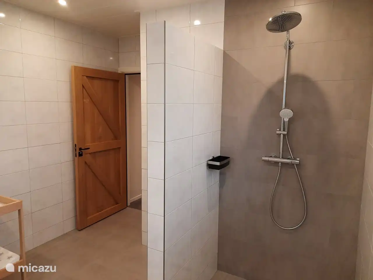 Y ambos baños tienen una maravillosa ducha tipo lluvia.