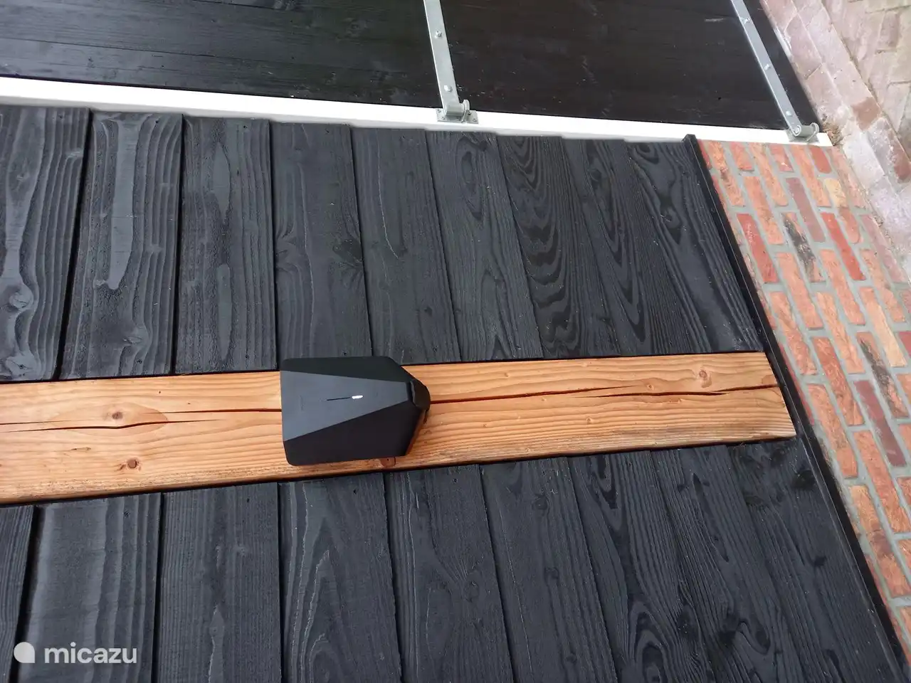 Una unidad de carga para coches eléctricos está disponible.