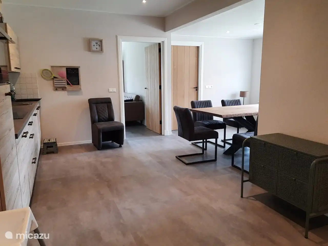 Desde el trastero se accede a la cocina campestre.