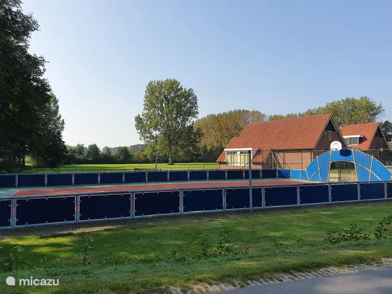 Terrain de football et court de tennis, le tout dans le parc.
Les raquettes de tennis vous attendent dans notre maison de vacances