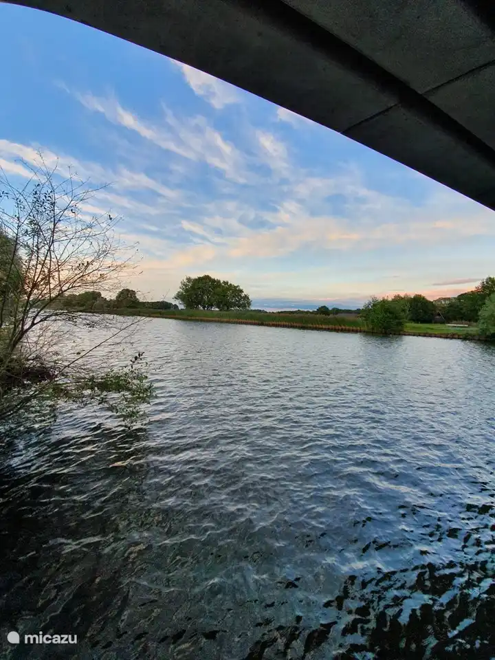 Twente Rijnkanaal juste à l'extérieur du parc, un endroit parfait pour la pêche