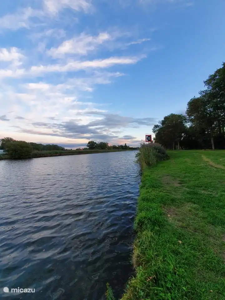 bonne eau de pêche, juste à l'extérieur du parc