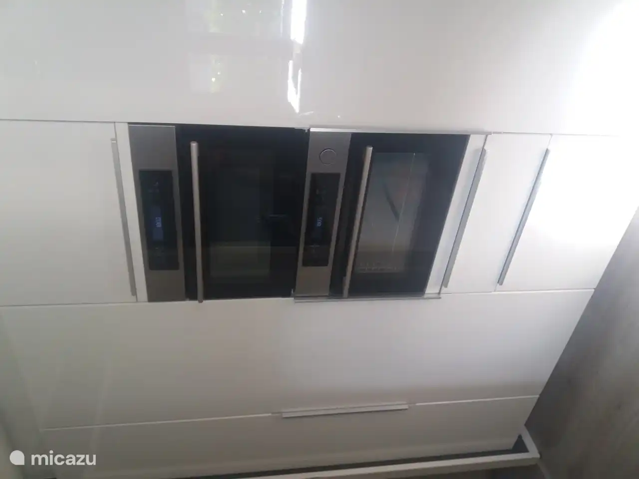 ici à gauche le réfrigérateur spacieux au milieu four à micro-ondes combiné en dessous un cuiseur vapeur et à droite un grand congélateur