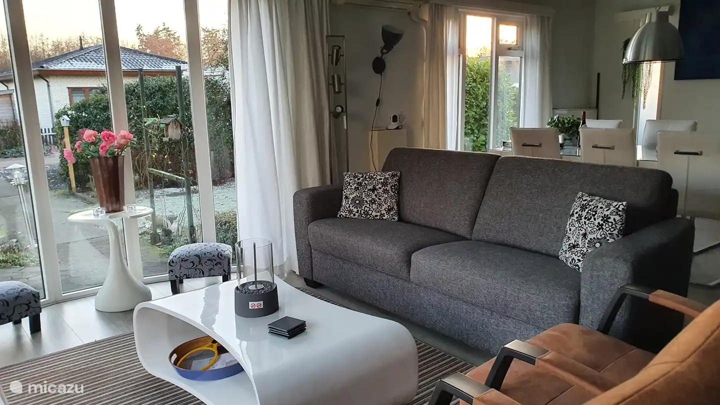 Beau salon, avec un beau canapé spacieux.