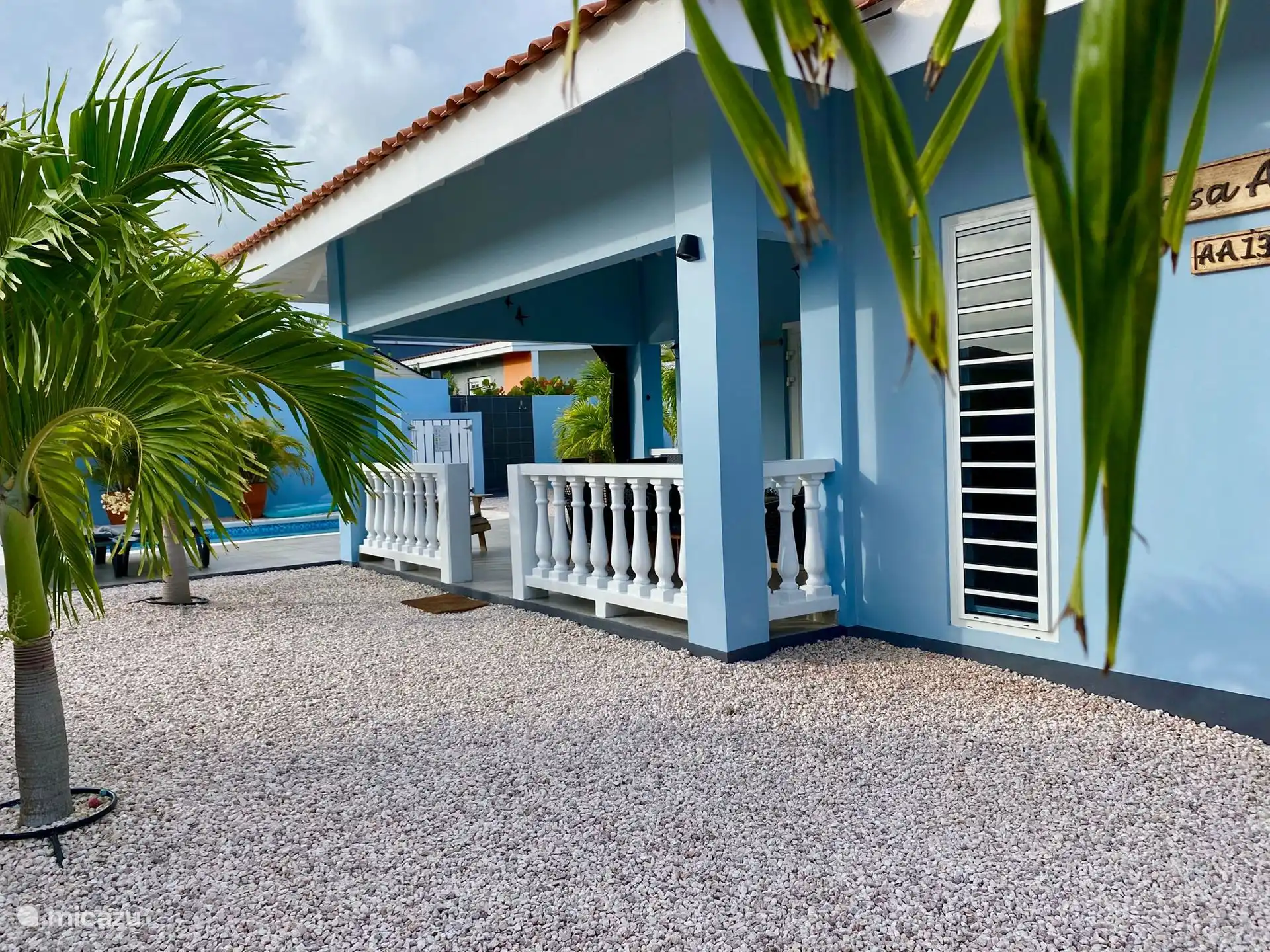 Vue de face de la maison, prise de côté.