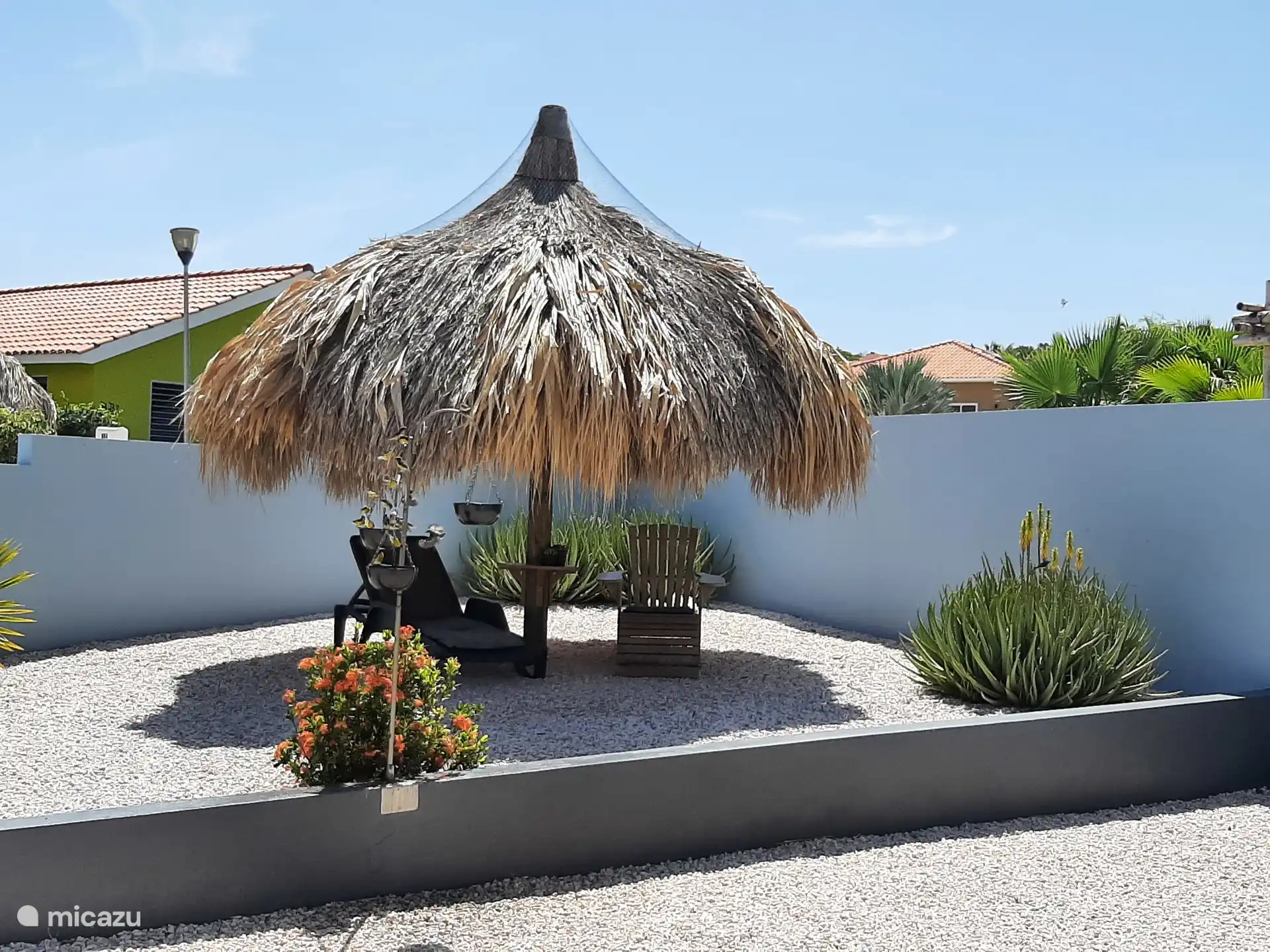 Belle palapa confortable. Avec des bols d’eau pour les oiseaux sucriers.