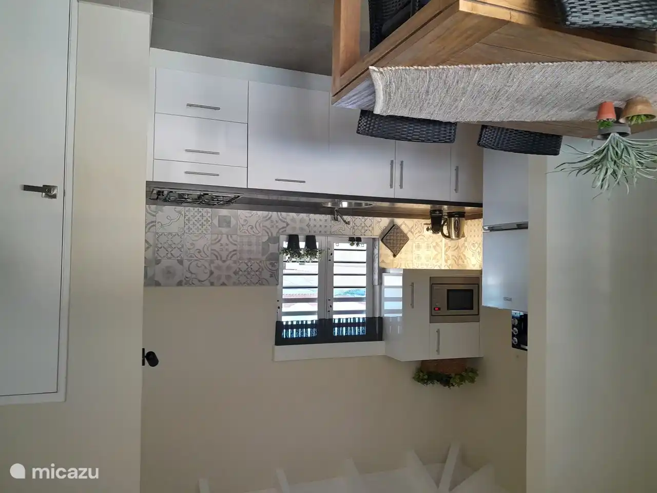 Cuisine avec comptoir spacieux.