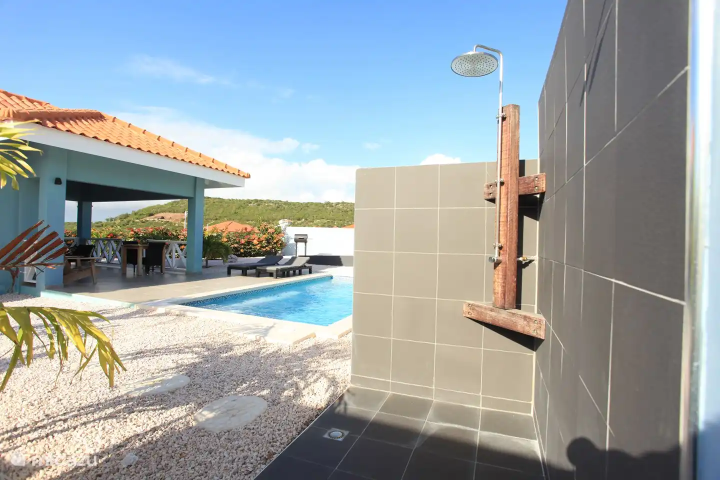 Belle douche extérieure rafraîchissante