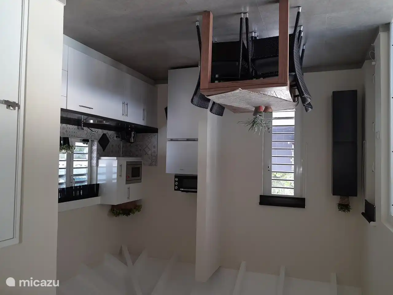 Cuisine avec micro-ondes et lave-vaisselle intégrés.