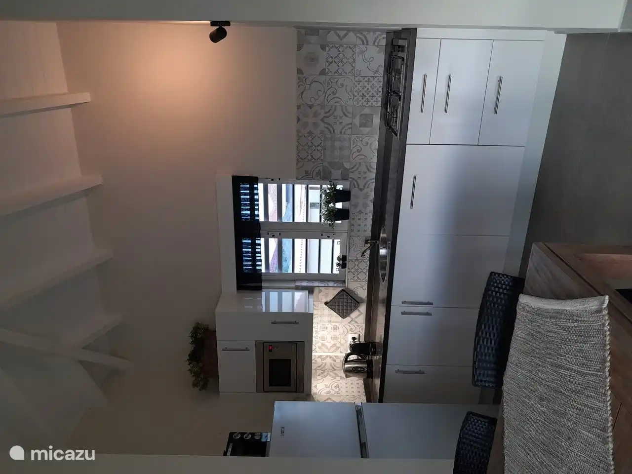 Cuisine avec micro-ondes et lave-vaisselle intégrés.