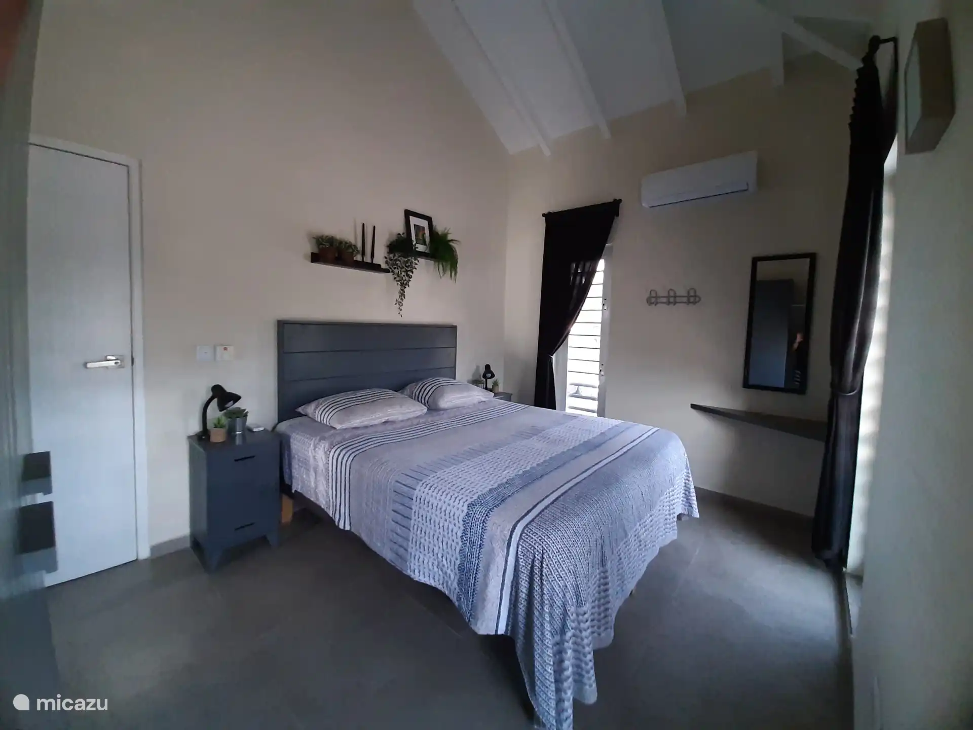 La chambre principale avec lit de 1,60 x 2,00 mètres, y compris la climatisation et le ventilateur de plafond.