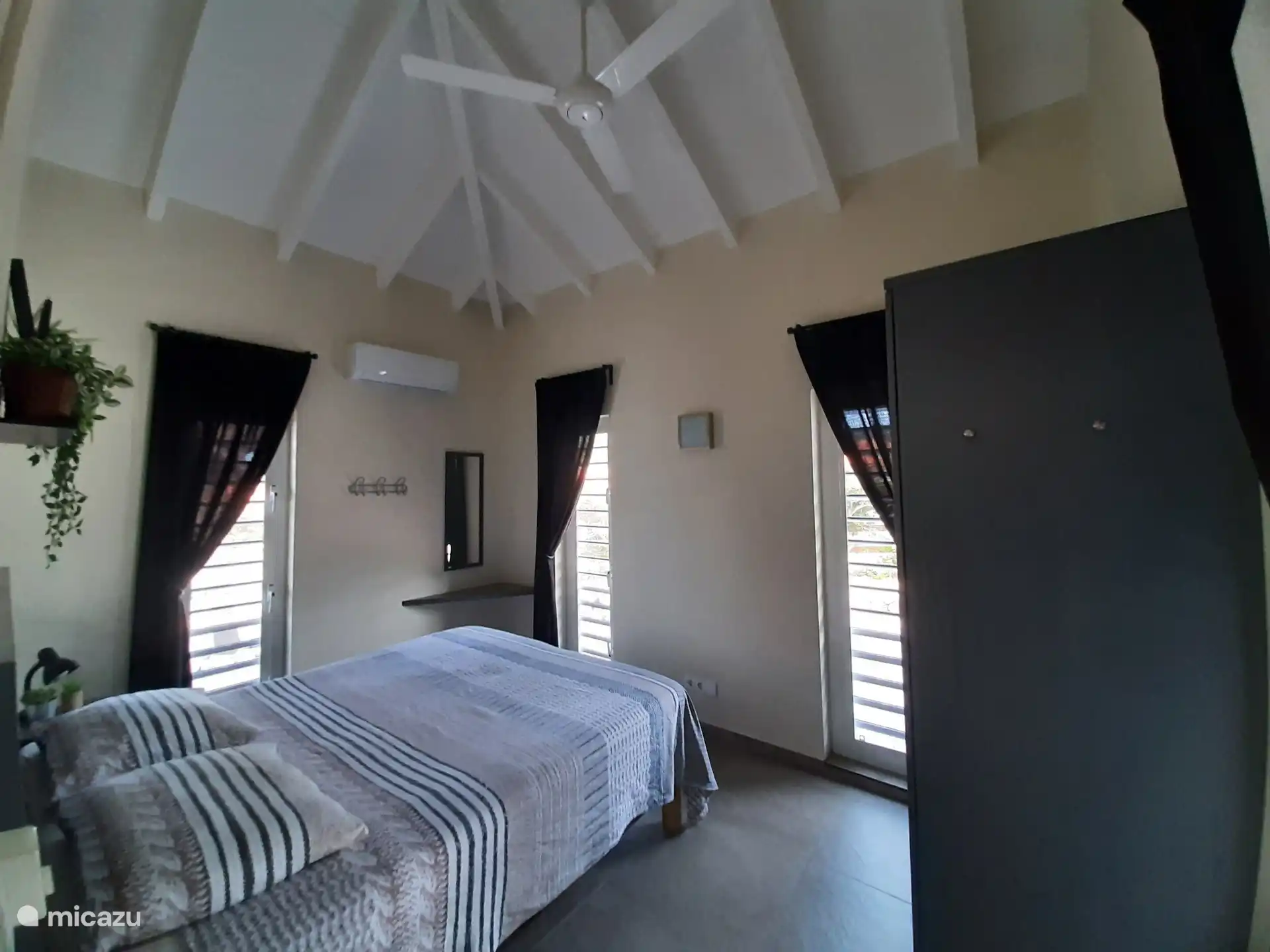 La chambre principale vue de l’autre côté. Lit 1,60 x 2,00 mètres. Incl. climatisation et ventilateur de plafond.