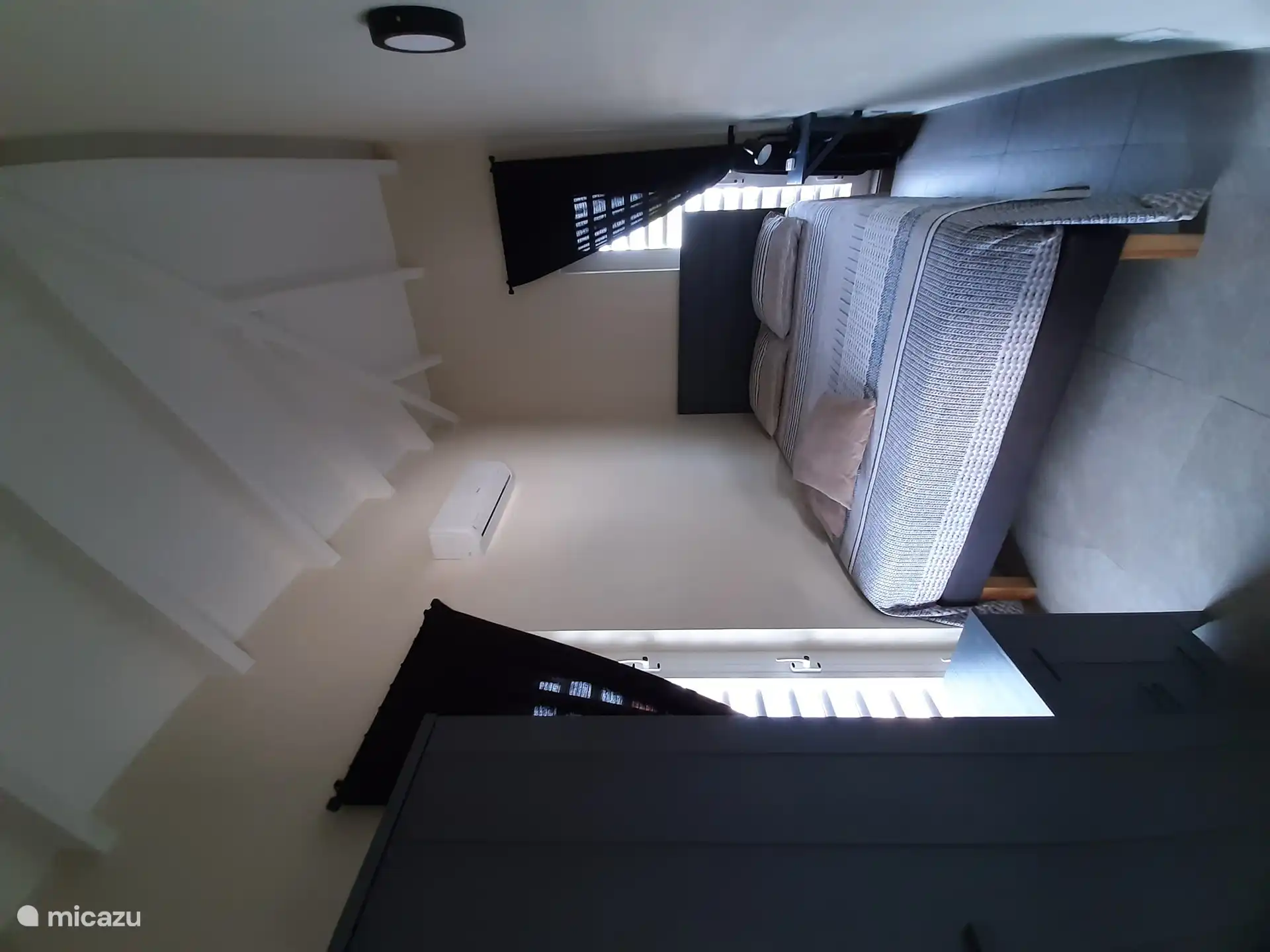 La plus petite chambre avec un lit de 1,40 x 2,00 mètres, y compris la climatisation.