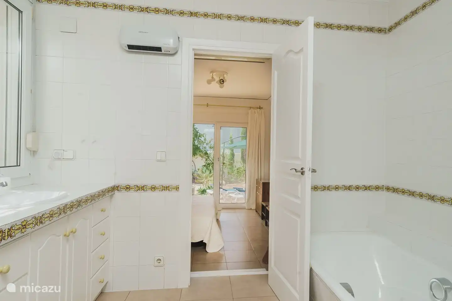 1. Badezimmer mit Dusche und Badewanne