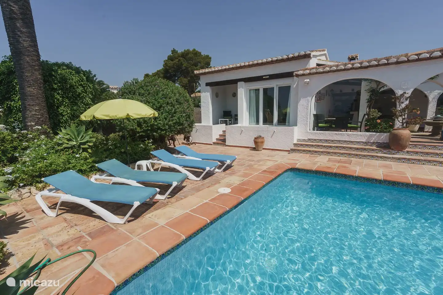 Sonnenliegen Schwimmbad VIlla Lotus