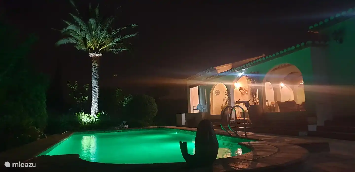 Schwimmbad mit mehrfarbiger LED-Beleuchtung