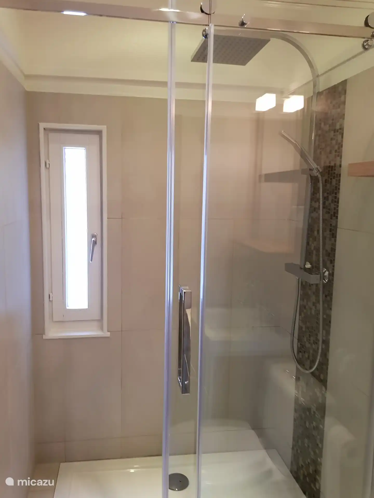 Baño con ducha de lluvia