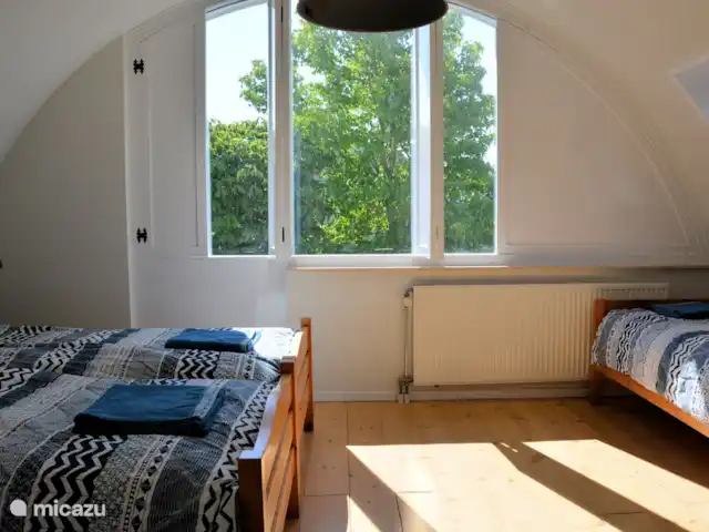 Valhalla junto al mar en Países Bajos, Holanda Meridional, Noordwijk - casa vacacional Dormitorio con 3 camas individuales