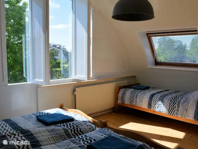 Valhalla junto al mar en Países Bajos, Holanda Meridional, Noordwijk - casa vacacional Dormitorio con 3 camas individuales