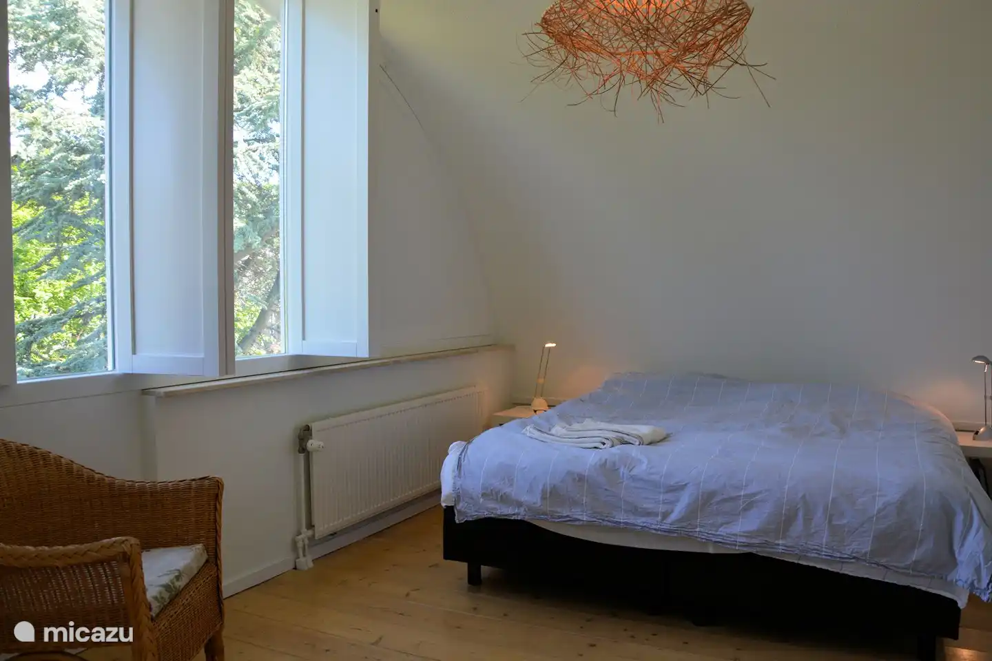 Schlafzimmer mit 2 Betten