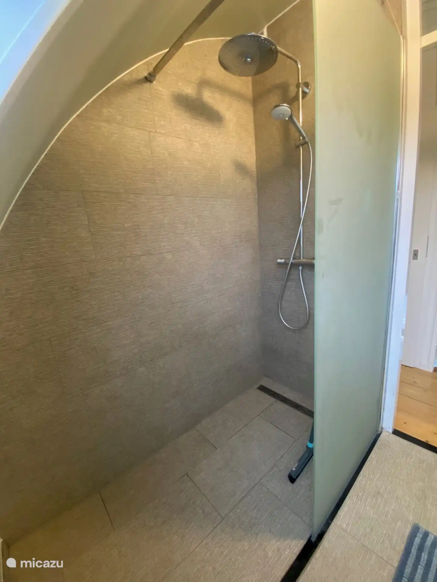 Begehbare Dusche im Badezimmer