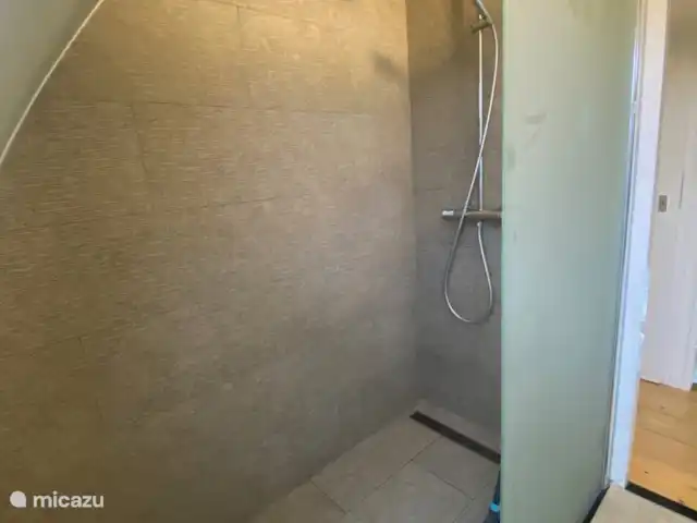 Valhalla junto al mar en Países Bajos, Holanda Meridional, Noordwijk - casa vacacional Ducha a ras de suelo en el baño