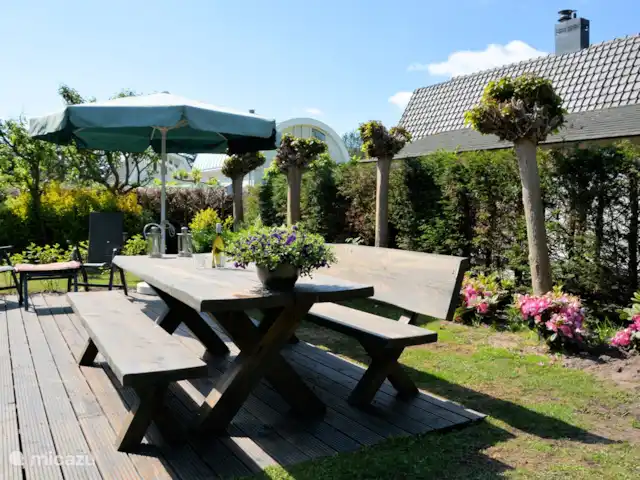 Valhalla junto al mar en Países Bajos, Holanda Meridional, Noordwijk - casa vacacional Terraza con mesa grande para 8 personas