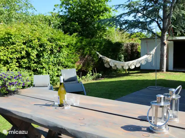 Valhalla junto al mar en Países Bajos, Holanda Meridional, Noordwijk - casa vacacional Jardín con hamaca