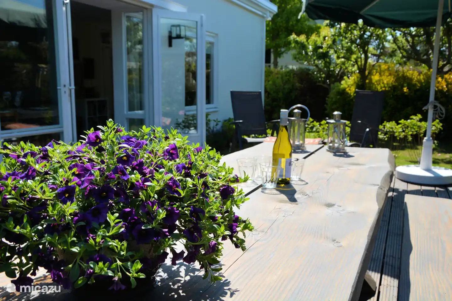 Terrasse mit ganztägiger Sonne (großer Sonnenschirm vorhanden)