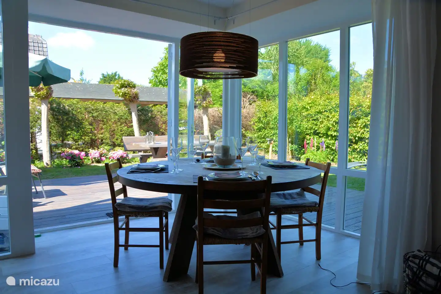 Der Essbereich mit großem runden Tisch für 7 Personen